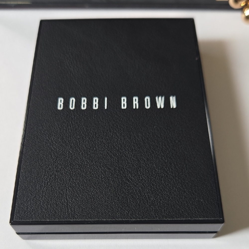 Bobbi Brown The Essential Bold Burgundy Multicolor Eye Shadow Palette - Picture 5 of 6